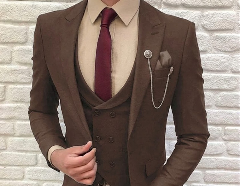 brown suit beige shirt 1a6