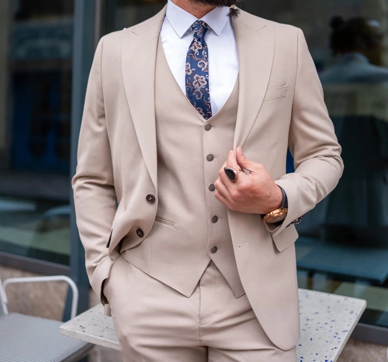 tie with beige suit 23