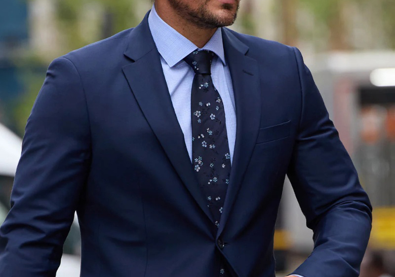 what color shirt to wear with blue suit 3