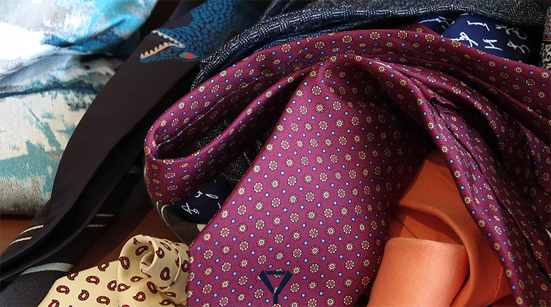 what tie to wear with navy suit 19